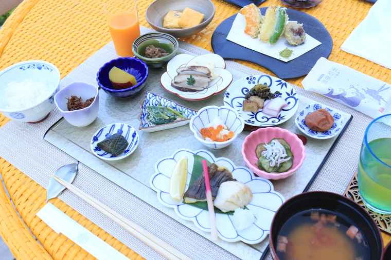 朝のお始め膳他が並ぶ朝食