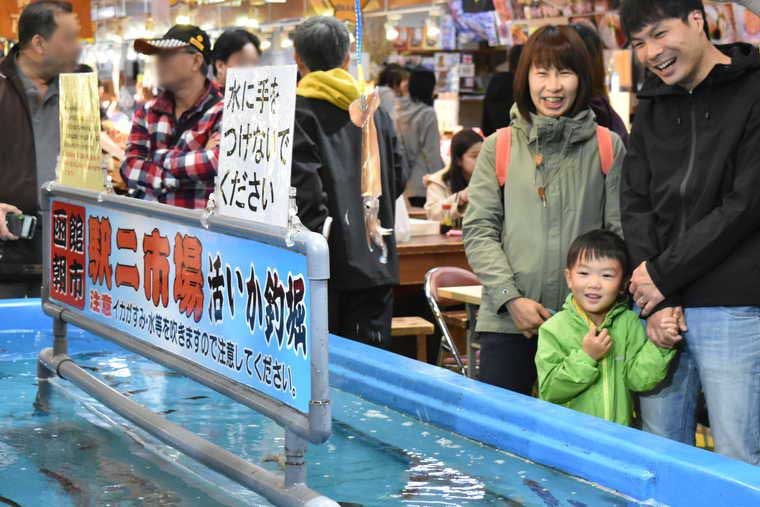 函館朝市 駅二市場のイカ釣り