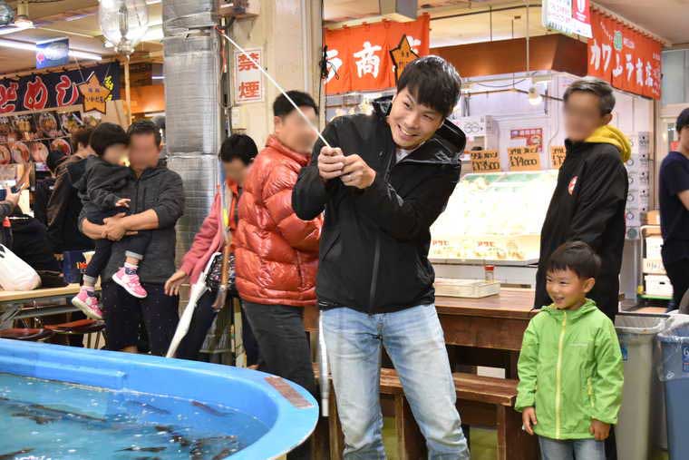 函館朝市 駅二市場のイカ釣り