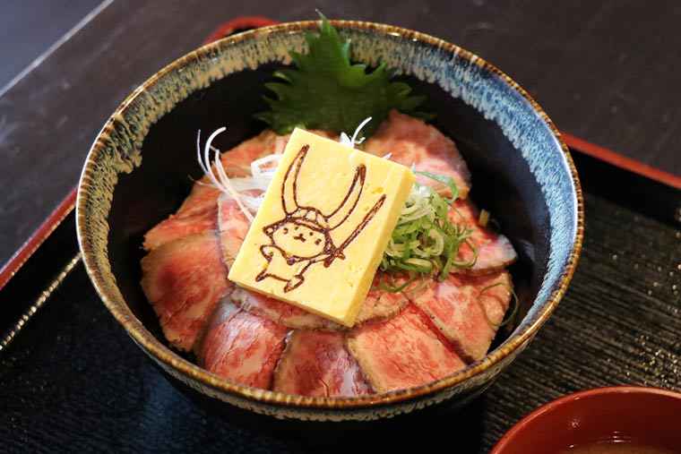 ひこにゃんの卵焼きがのった近江牛たたき丼御前