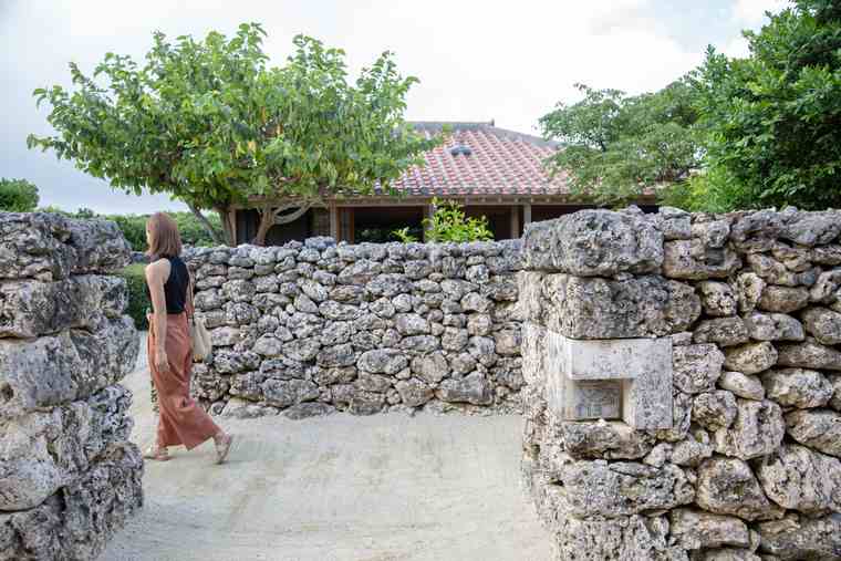 石積みの壁「ヒンプン」の左側を通って客室へ