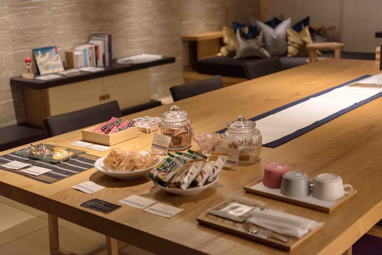 星のや東京 「お茶の間ラウンジ」 お菓子や夜食