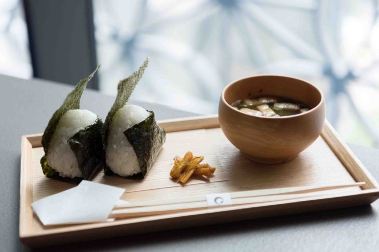 星のや東京 「お茶の間ラウンジ」 おむすび