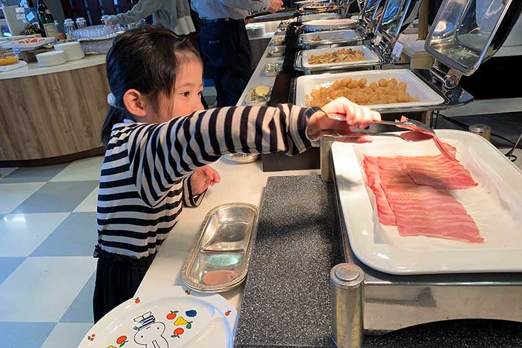 子どもにも取りやすい高さに設定されたビュッフェ
