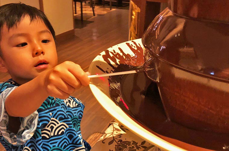 息子はチョコレートフォンデュに夢中