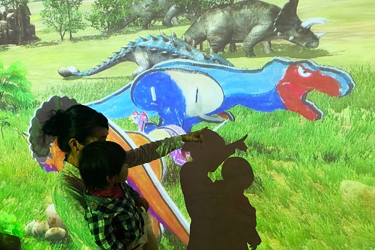 描いた恐竜がスクリーンに映し出される