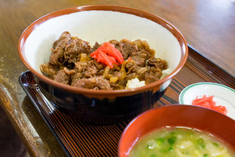 西表島 猪狩家の八重山牛丼