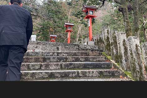 階段を上がっていきます