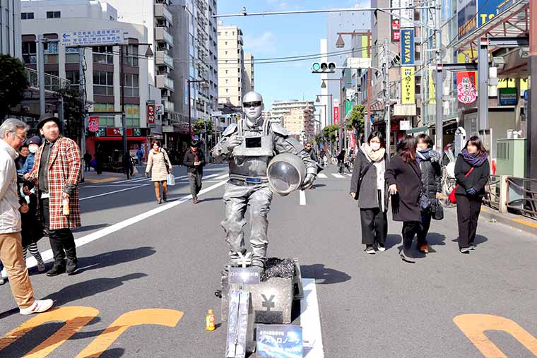 週末の亀戸駅北口は歩行者天国に