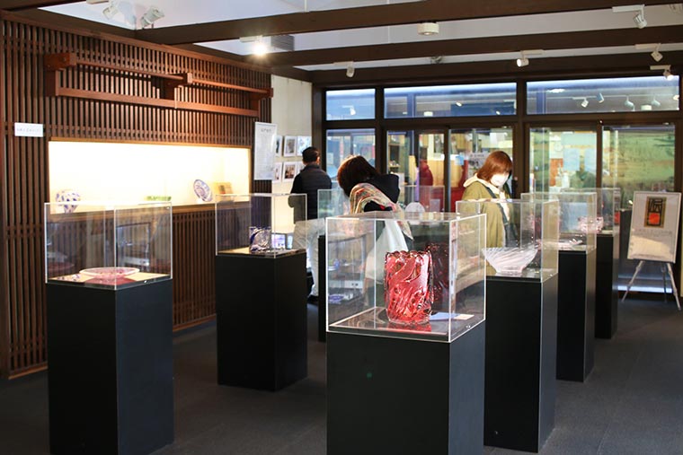 亀戸梅屋敷の江戸切子の展示