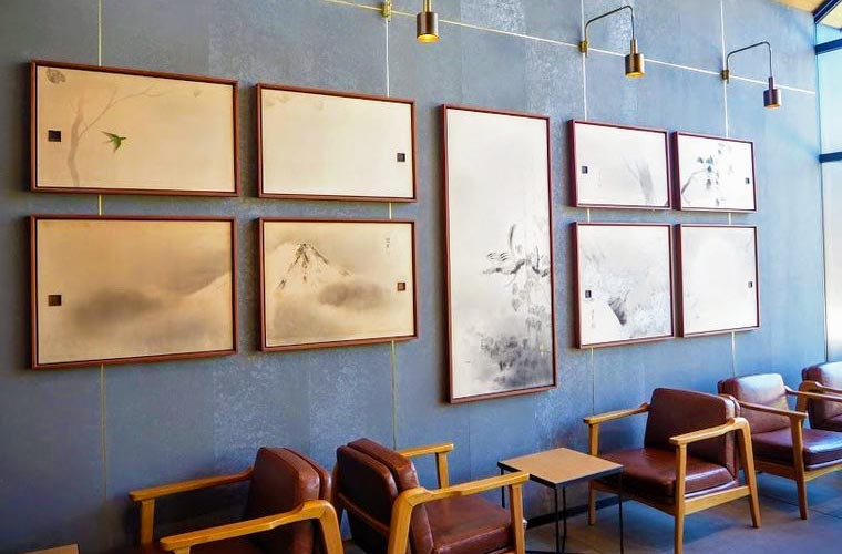 店内には襖絵など日本の伝統を感じさせるアートワークが
