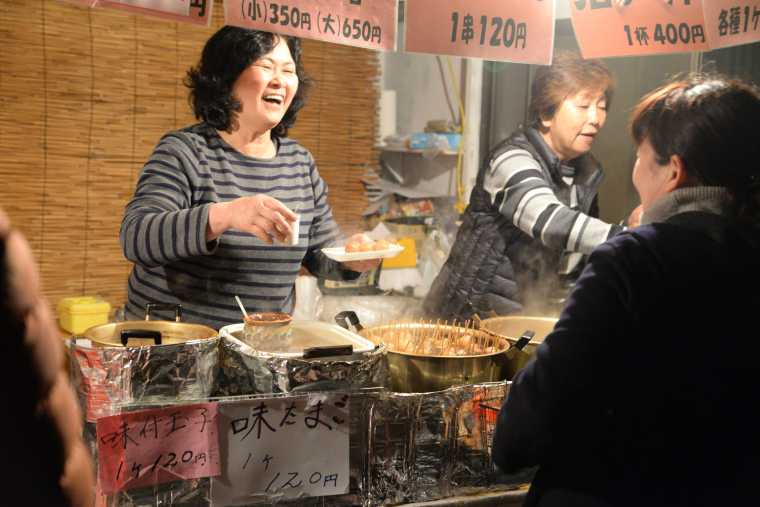 夜桜見物のお供に食べ歩き