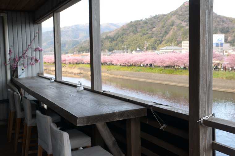 河津桜が一望できるロカンタのテラス席