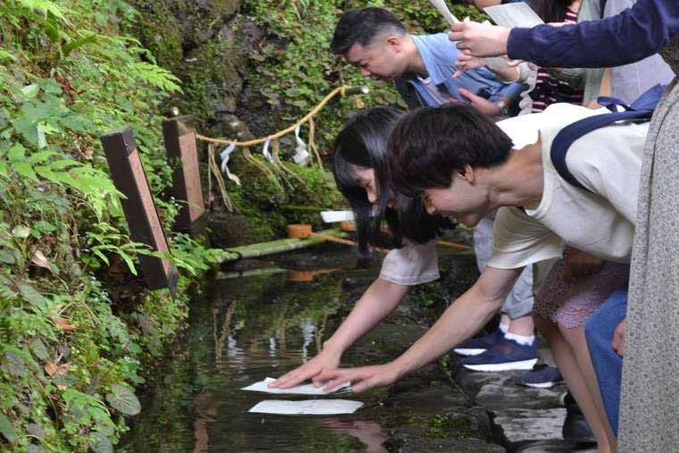 貴船神社の水占みくじ