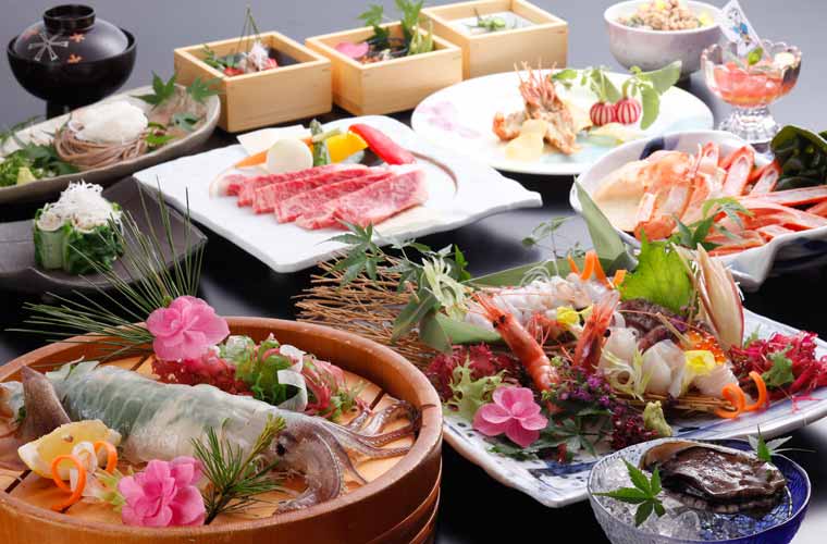 湯楽の見た目にも鮮やかなコース料理