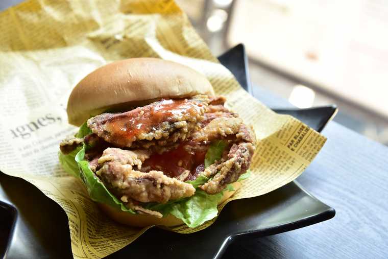 金シャチ横丁 vegetable cafe & seafood bar saienのソフトシェルクラブバーガー