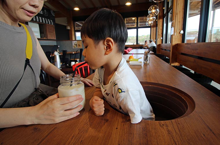 カフェのテーブルには丸くくりぬかれた穴は子ども椅子になっている