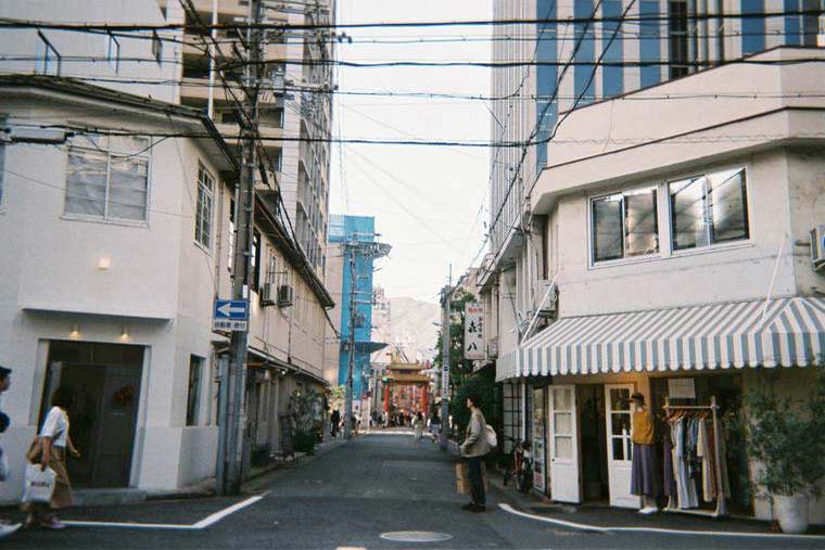 南京町と神戸港の間にある「乙仲通り(おつなかどおり)」