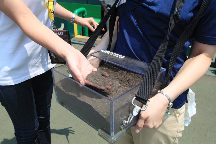 パウダーのような甲子園の砂に触ってみよう!