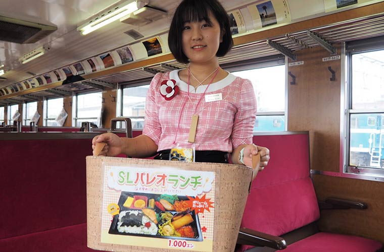 SLパレオエクスプレス車内では売り子さんが駅弁SLパレオランチを販売