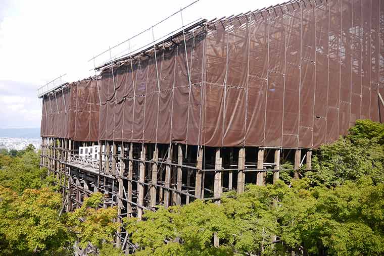 清水寺 屋根の葺き替え工事中の本堂