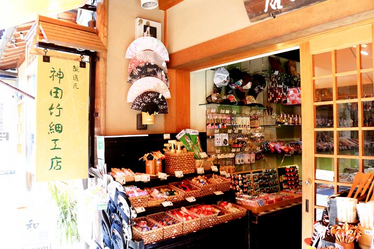 伝統製品を扱うお店も