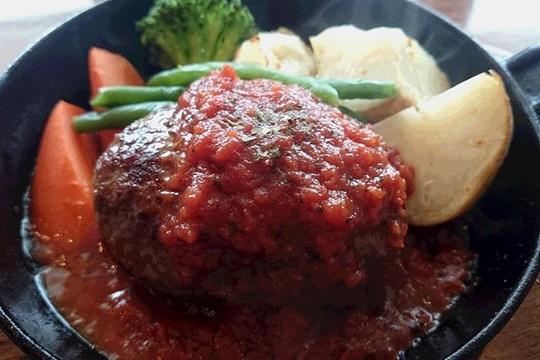 北海道の道の駅、自然体感しむかっぷ「ミルクキッチンふらいぱん」で人気のハンバーグ