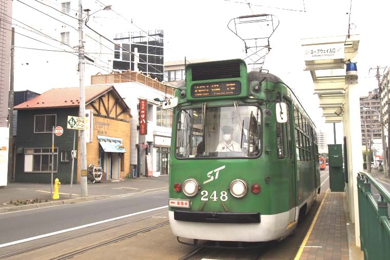 藻岩山 路面電車「西4丁目」から「ロープウェイ入口」