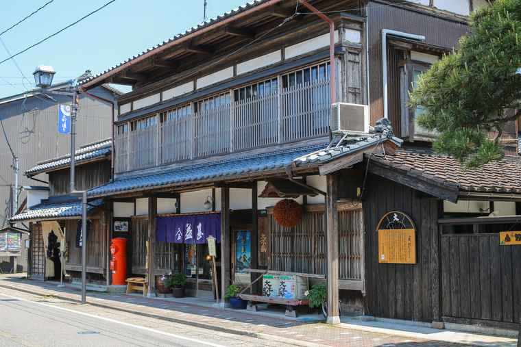 新潟県村上市 古い町屋の残る街並み