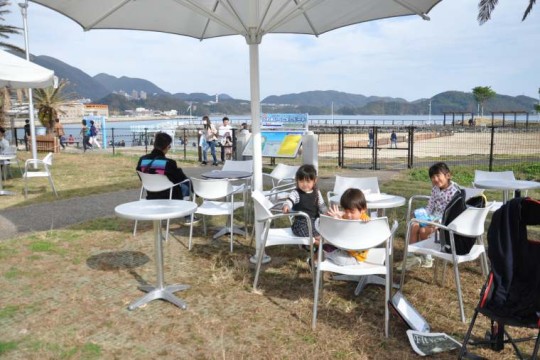 外のテラス席