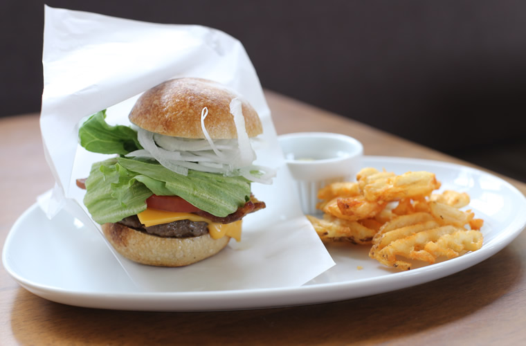 ボリューム満点のハンバーガーランチプレート