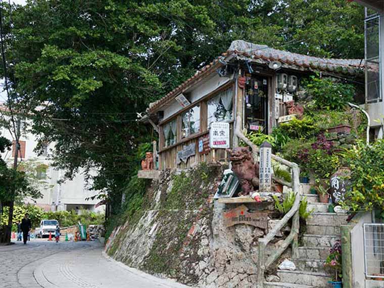 石畳の通りには陶芸店やカフェなどが軒を連ねている