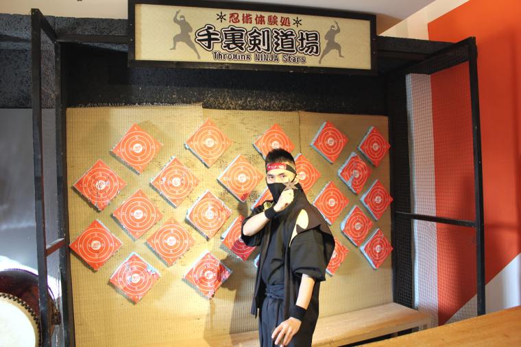 忍者に扮(ふん)した店長の北本幹雄さん