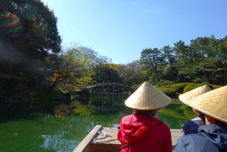 左奥に見える偃月橋(えんげつきょう)