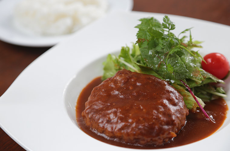 人気の煮込みハンバーグランチ