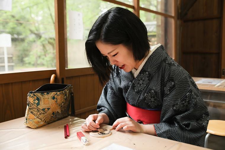 御化粧室でも鏡絵馬にお化粧ができる