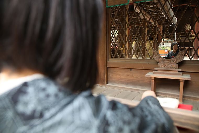 鏡絵馬の姿を本殿の祭壇に映す
