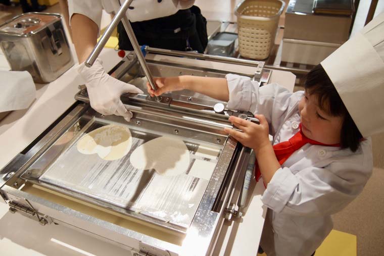 私の白い恋人焼き上げ なりきりパティシエコースの制作風景