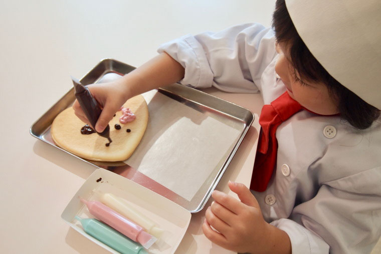 私の白い恋人焼き上げ なりきりパティシエコースの制作風景