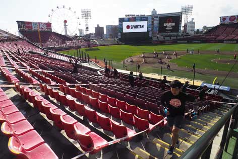 スタジアムスタンド内を走る参加者