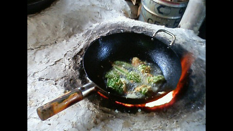 やんばるの野草を摘んでテンプラに