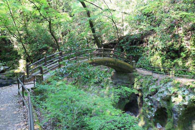 天安河原 「願いを込めて石を積むと願いが叶う」
