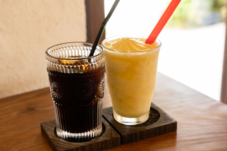 「カフェ&バー ちろりん村」の生パインスムージーとアイスコーヒー