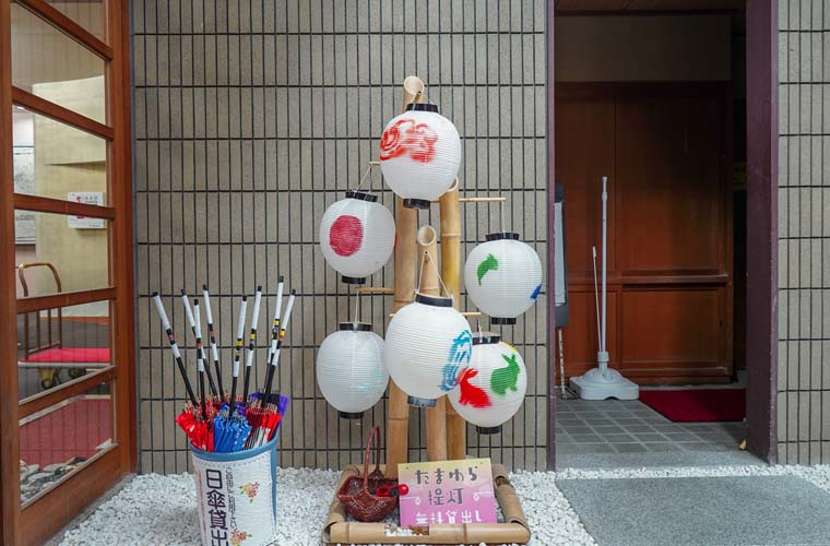 色浴衣で街歩き