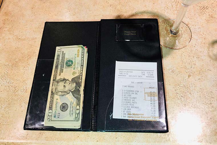 レストランのチップは現金でもカードでもOK! ただし、二重払いに注意!