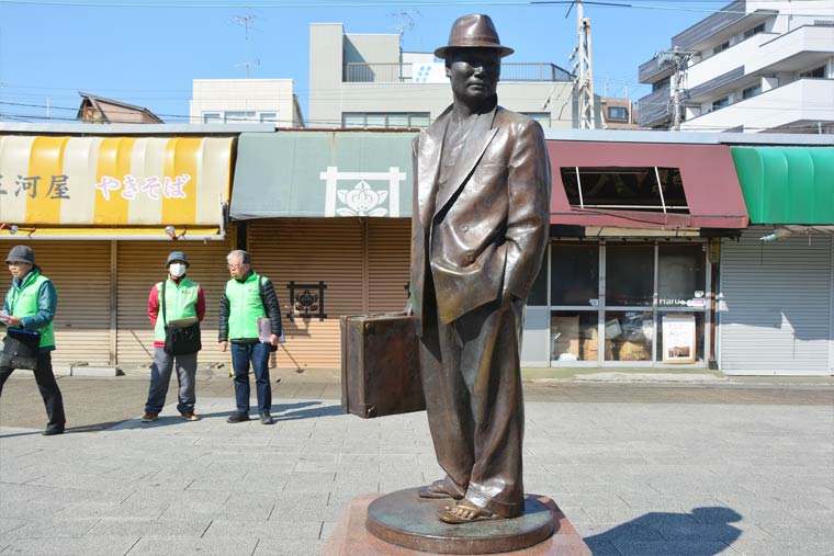 柴又駅前広場