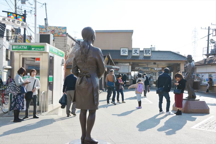 柴又駅前 見送るさくら像