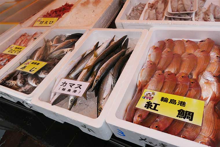 輪島朝市で海鮮ざんまい 食べ歩きスイーツに工芸品雑貨のお土産も 楽天トラベル