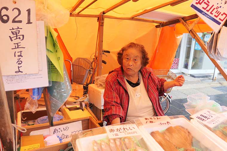輪島朝市 お店の方とのコミュニケーション