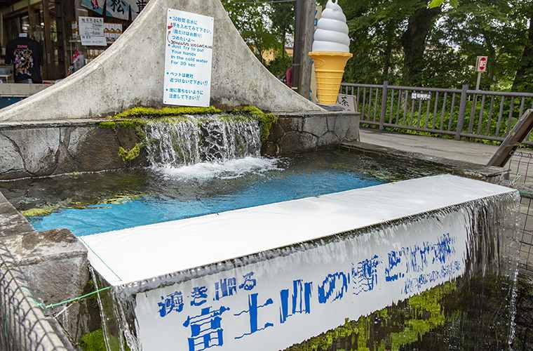 忍野八海 湧池 雪解け水